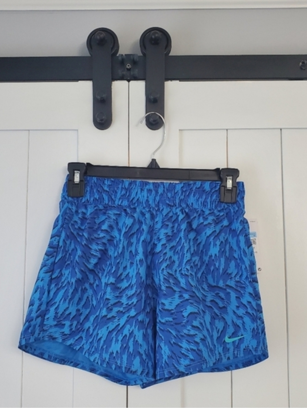 Nike Girls' One Woven High Rise Printed Shorts. NEW. Size M in girls.